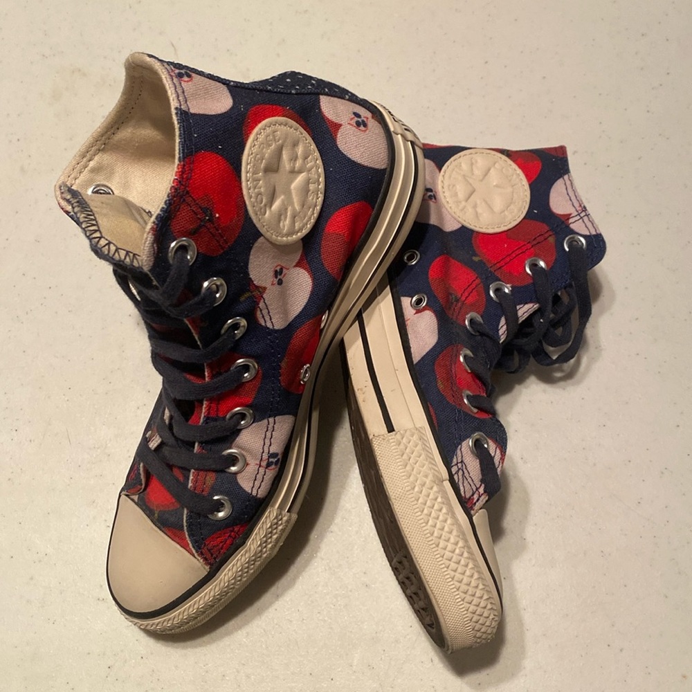 Converse Chuck Taylor All Star Shoes Apple Print Hi Top Women’s Size 7